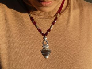 Croix de Timia lamelles d’ébène, perles rouges