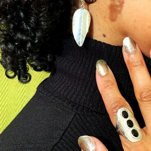grande bague en argent et ses 3 petites agates noires